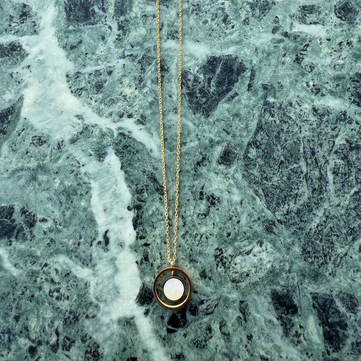 "Aurevia" – Gold Necklace with Mother-of-Pearl Moon Pendant