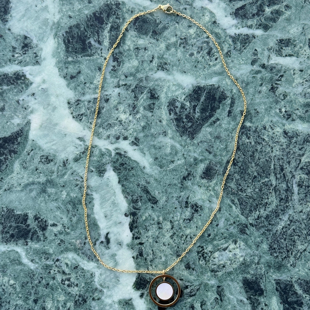 "Aurevia" – Gold Necklace with Mother-of-Pearl Moon Pendant