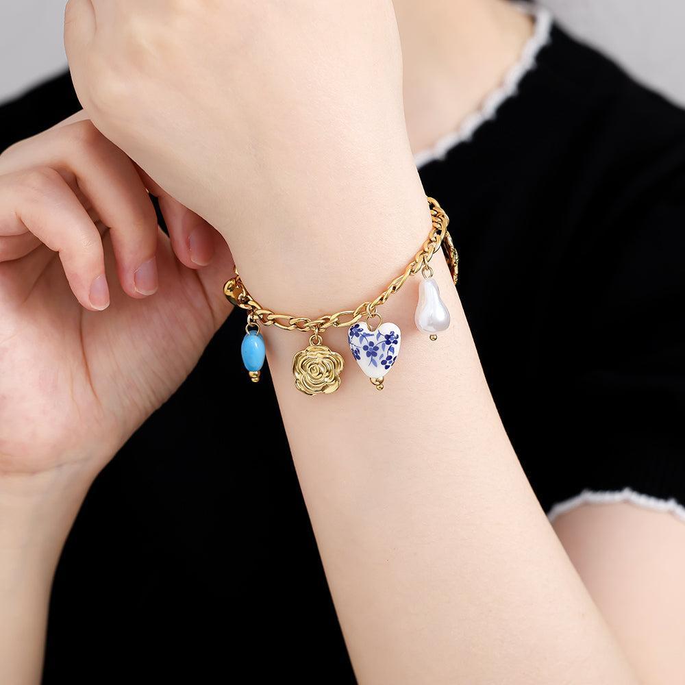 „Lunielle“ – Edelstahl-Arm­kette mit Keramikperlen-Charms, 17 cm + 3 cm