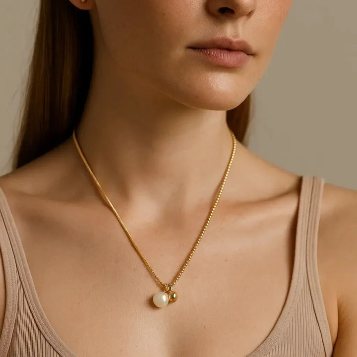 "Rana" – Gold-coloured Necklace with Freshwater Pearl & Ball Pendant (42+5 cm)