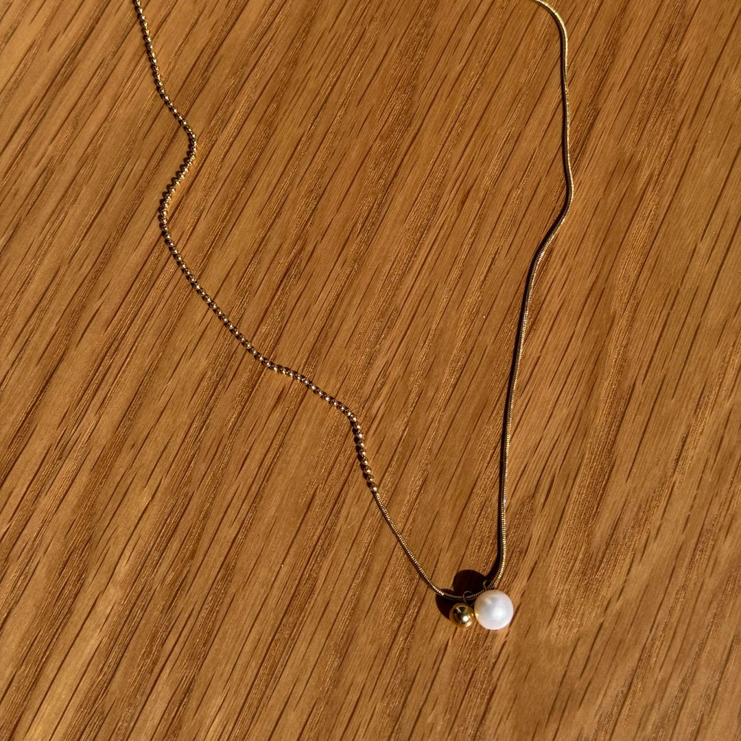 "Rana" – Gold-coloured Necklace with Freshwater Pearl & Ball Pendant (42+5 cm)