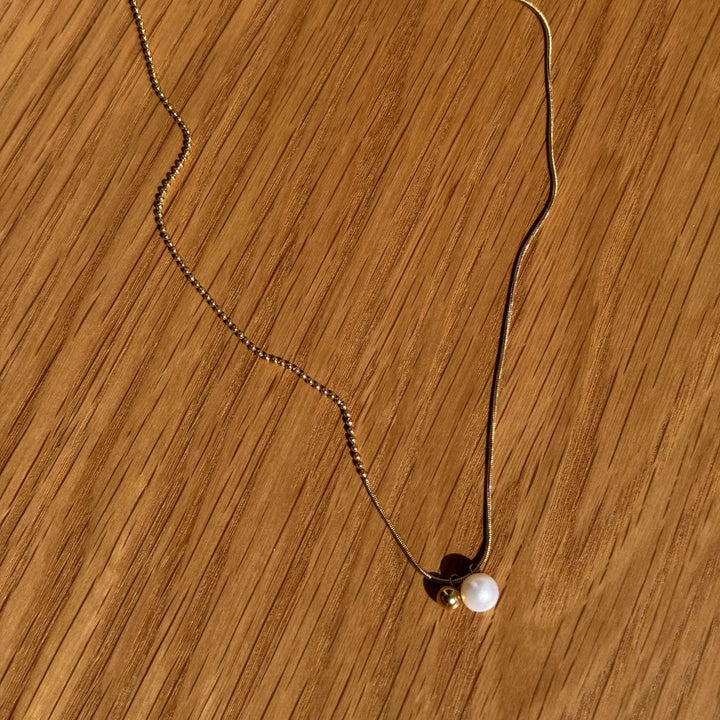 "Rana" – Gold-coloured Necklace with Freshwater Pearl & Ball Pendant (42+5 cm)